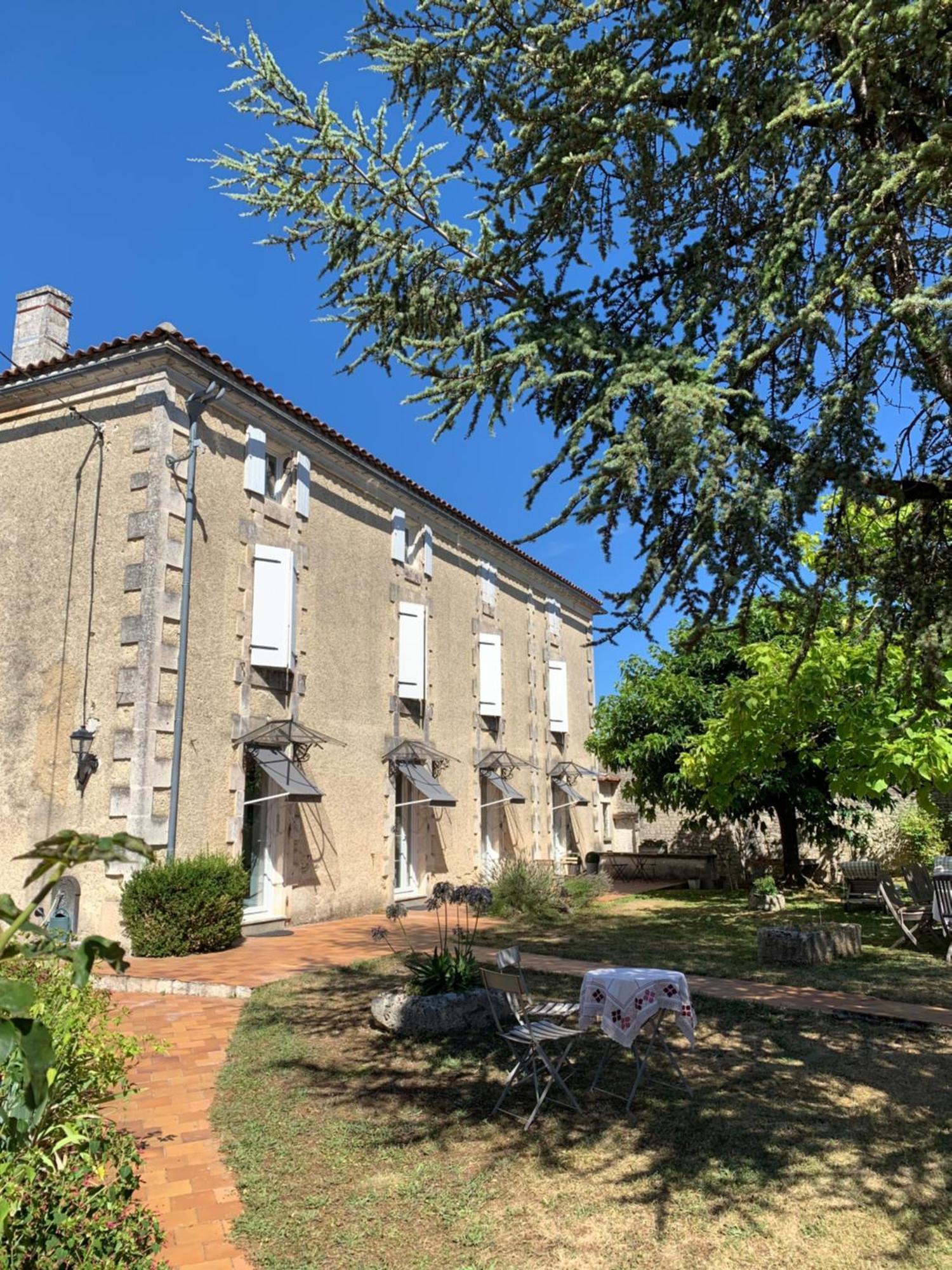 مبيت وإفطار The Cool Lounge A Coulonges - Charente المظهر الخارجي الصورة