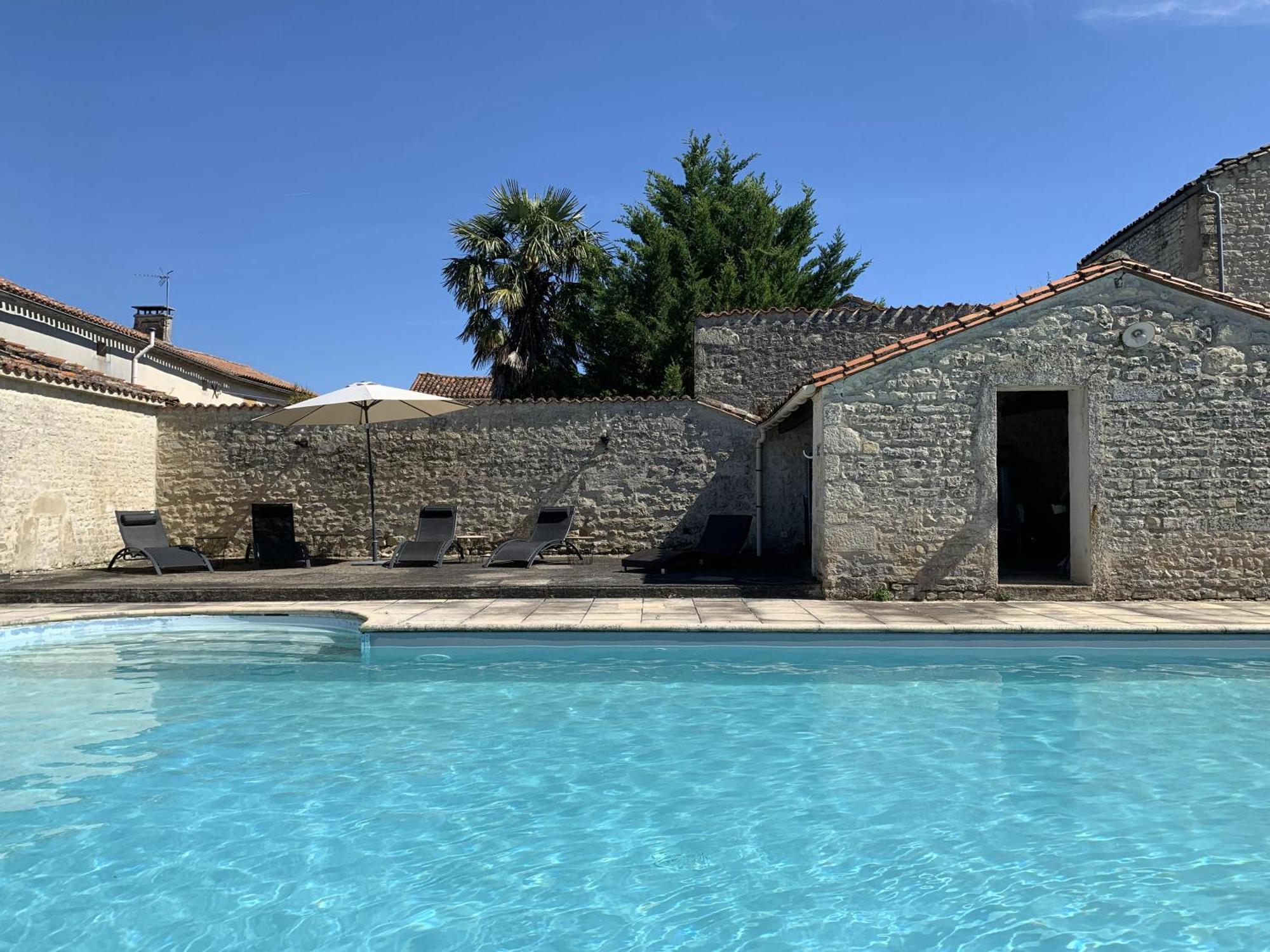 مبيت وإفطار The Cool Lounge A Coulonges - Charente المظهر الخارجي الصورة
